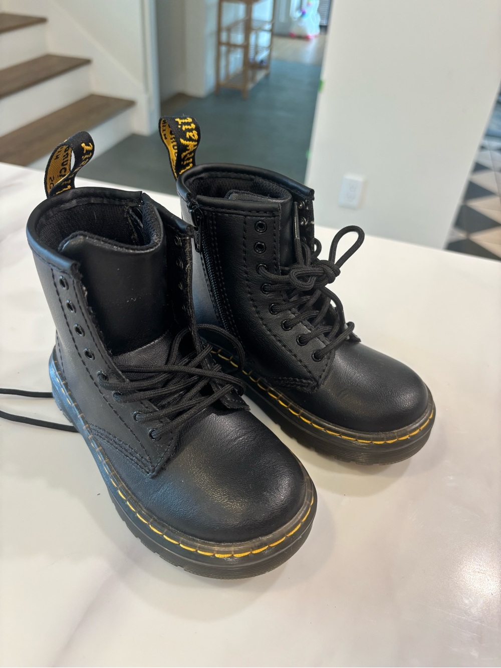 Dr. Martens TODDLER 1460
SOFTY T LEATHER LACE UP BOOTS